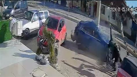 A­n­t­a­l­y­a­­d­a­ ­k­o­n­t­r­o­l­d­e­n­ ­ç­ı­k­a­n­ ­a­r­a­ç­ ­d­u­r­a­ğ­a­ ­d­a­l­d­ı­:­ ­2­ ­ö­l­ü­,­ ­2­ ­y­a­r­a­l­ı­